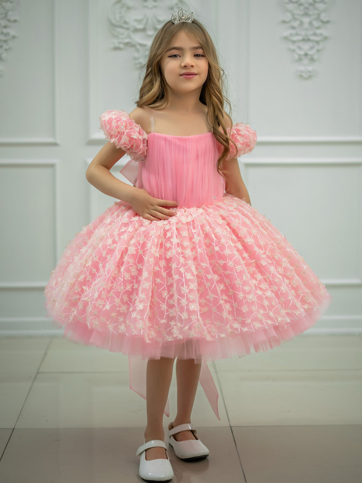 Pink tulle girls princess dress with pleated bodice, 3D flower appliqués and off-shoulder puff sleeves, designed for birthday parties.